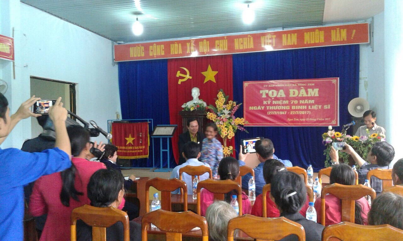 Chi đoàn Thanh niên Sở Kế hoạch và Đầu tư thăm và tặng quà cho các gia đình chính sách tại Xã Ngọc Tem, huyện KonPlong nhân ngàyThương binh liệt sỹ 27/7